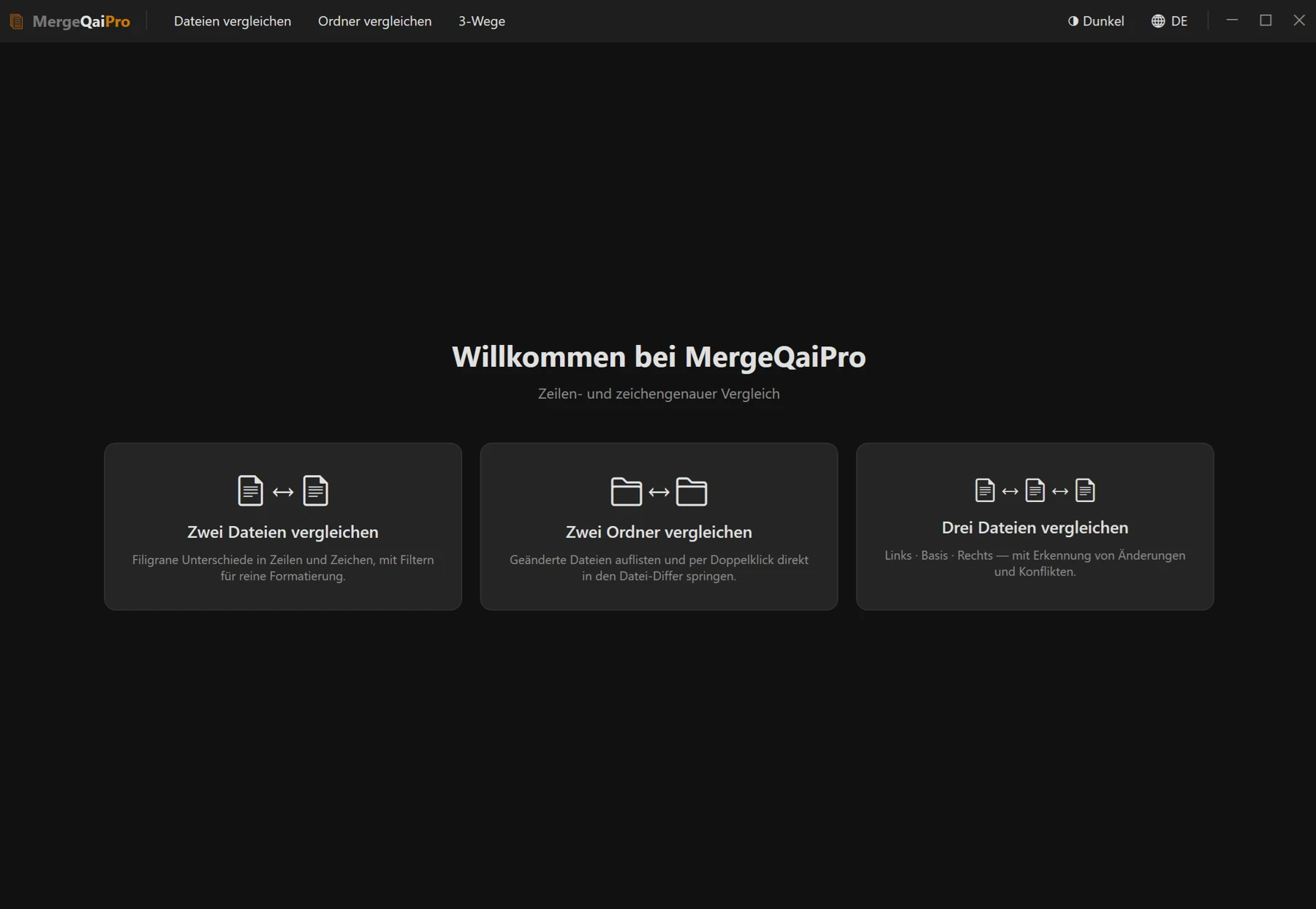 Screenshot 02: Startseite mit der Überschrift „Willkommen bei MergeQaiPro“ und den drei Kacheln für Datei-, Ordner- und 3-Wege-Vergleich