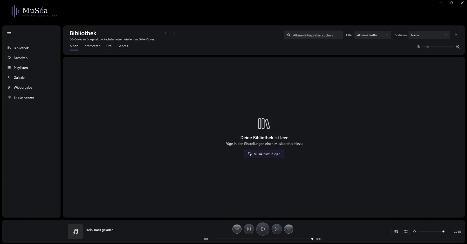 Screenshot 01: MuSéa-Hauptfenster direkt nach dem Start mit leerer Bibliothek und der Schaltfläche „Musik hinzufügen“; links die Seitenleiste