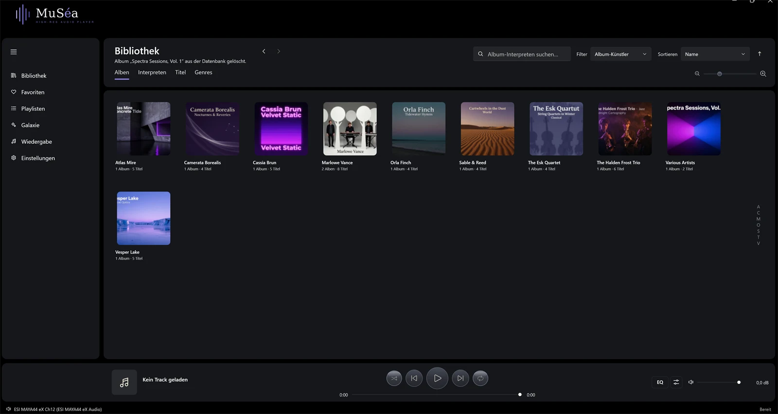 Screenshot 04: Gesamtansicht mit beschrifteter Seitenleiste (Bibliothek, Favoriten, Playlisten, Galaxie, Wiedergabe, Einstellungen) und dem Inhaltsbereich rechts