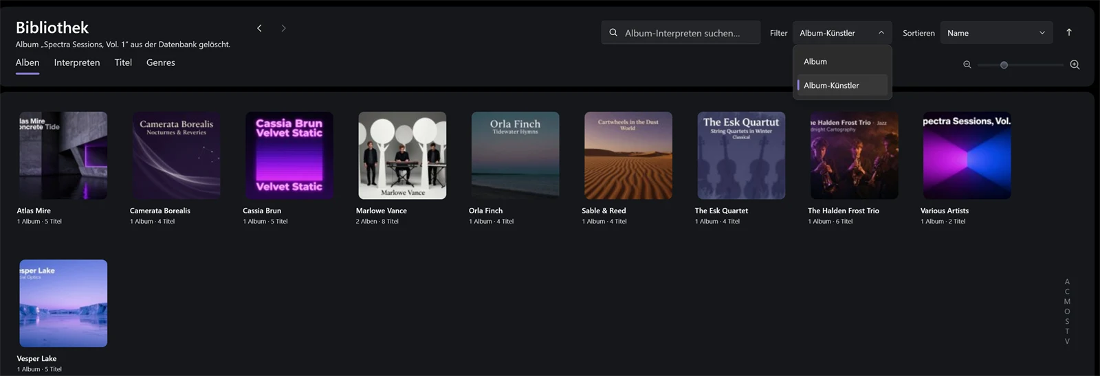 Screenshot 06: Bibliothek in der Album-Ansicht: Achsen-Umschalter oben, Cover-Kacheln im Raster, Suchfeld und Sortierung