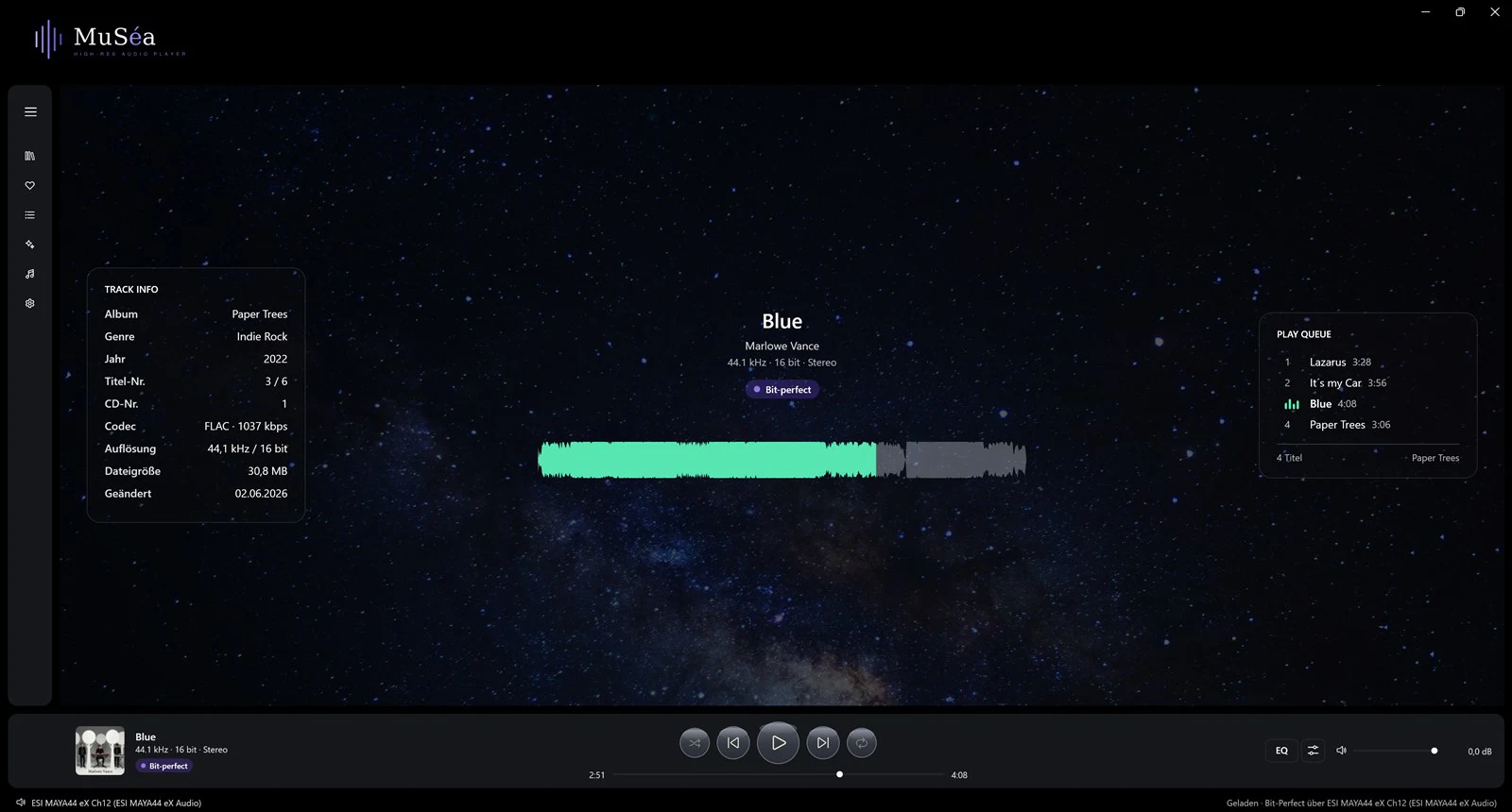 Screenshot 11: Now Playing view: cover and track info, visualization in the centre, transport bar at the bottom, queue on the right