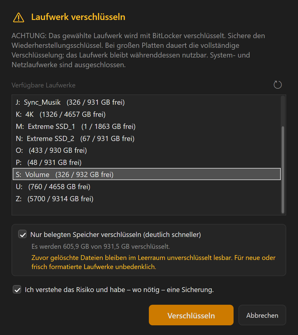 Screenshot 62: Laufwerksauswahl mit Warnhinweis, Aktualisieren-Symbol, der Umfang-Auswahl „Nur belegten Speicher verschlüsseln“ samt Mengenangabe und der Risiko-Bestätigung